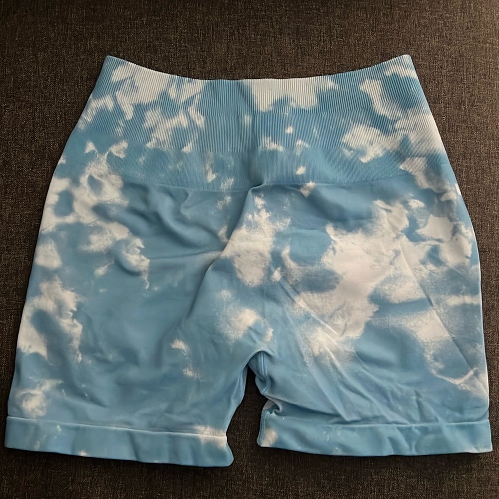 YEOREO Scrunch Butt Lifting Seamless Shorts, size M, blue tie-dye pattern